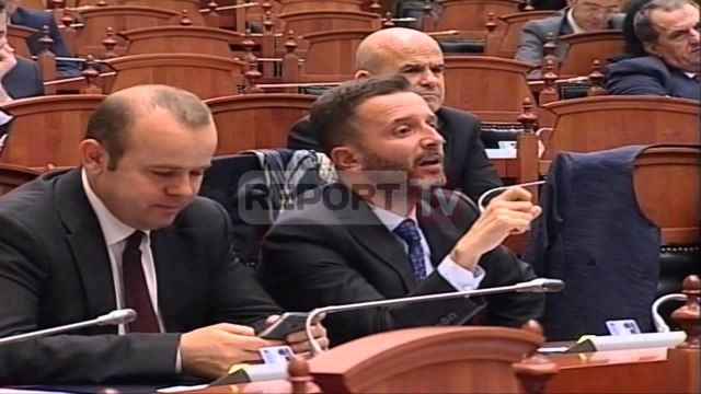Report TV - Tahirit i thyhet këmba e karriges në Kuvend, plas humori në sallë