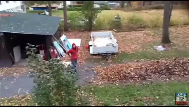 Culpa do outono! Homem inventa jeito maluco de queimar folhas secas do quintal