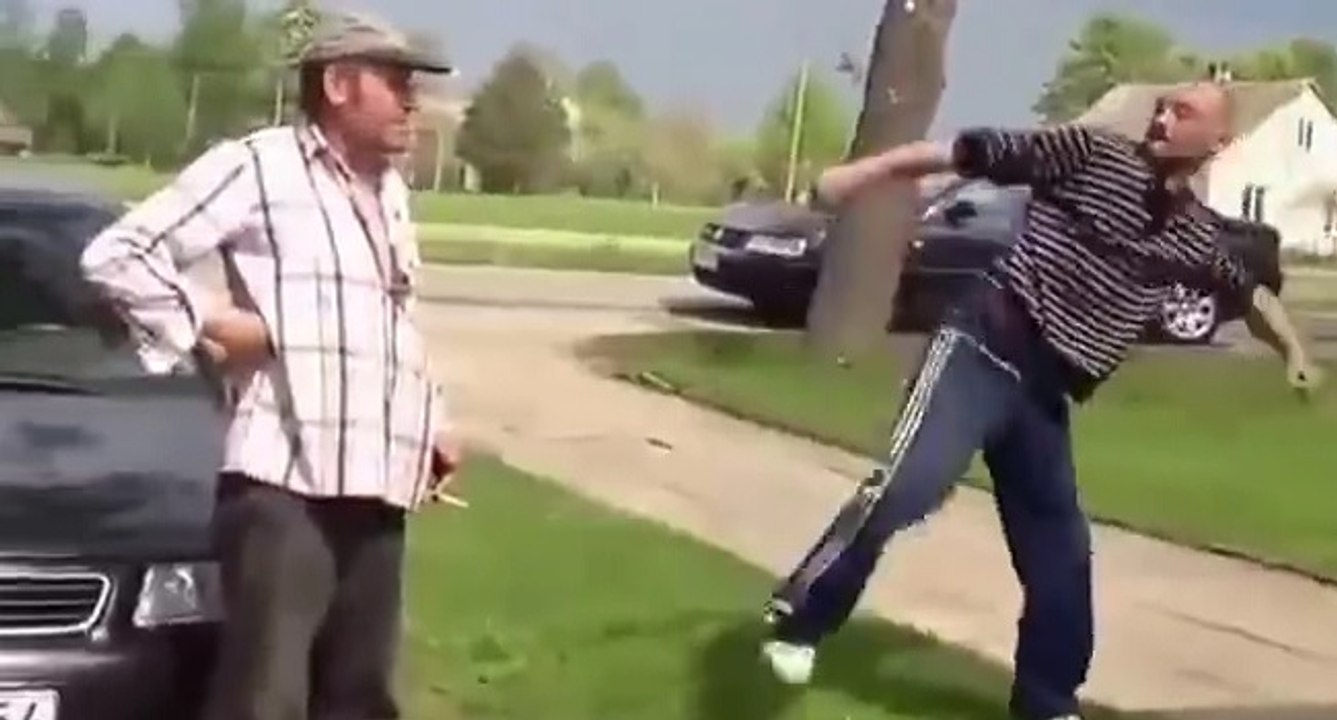 Un vieil homme ivre se bat comme un boss