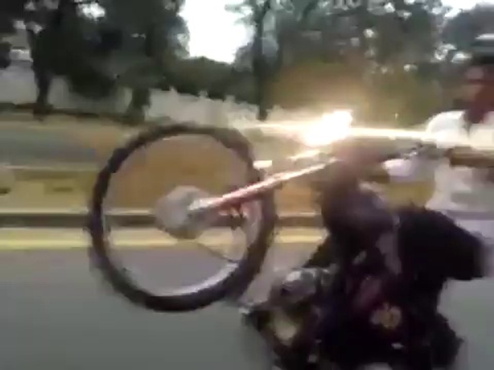 Bike Wheeling Ka ANJAAM....One Wheeling Accident Watch Video