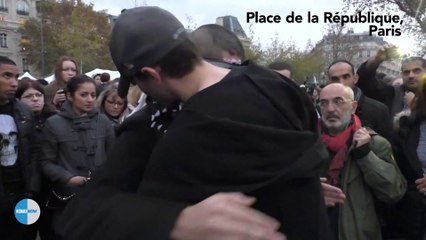 Un musulman fait des câlins dans la rue