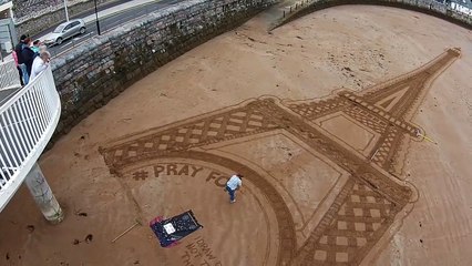 Il dessine la Tour Eiffel sur le sable en hommage aux victimes du 13 novembre