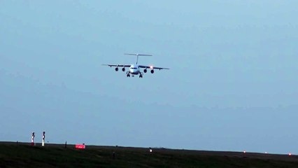 Un avion tente un atterrissage sous de fortes rafales de vent