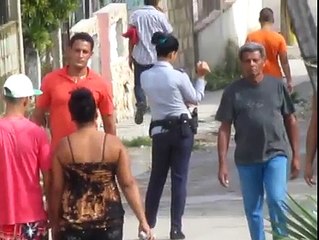 Policias le hechan miedo y acosan a los cubanos