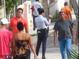 Policias le hechan miedo y acosan a los cubanos