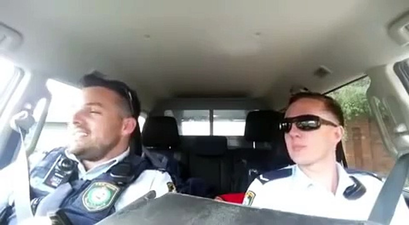 Buzz : Deux policiers australiens chantent La Reine des Neiges ( Two Australian cops nail Disney song ) !