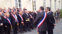 Attentats à Paris : les maires se recueillent