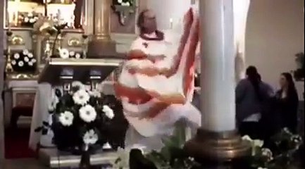 Sacerdote de Monterrey bailando como mujer dentro de la Iglesia
