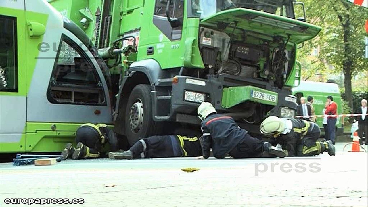 Choque entre camión y tranvía se salda con 8 heridos