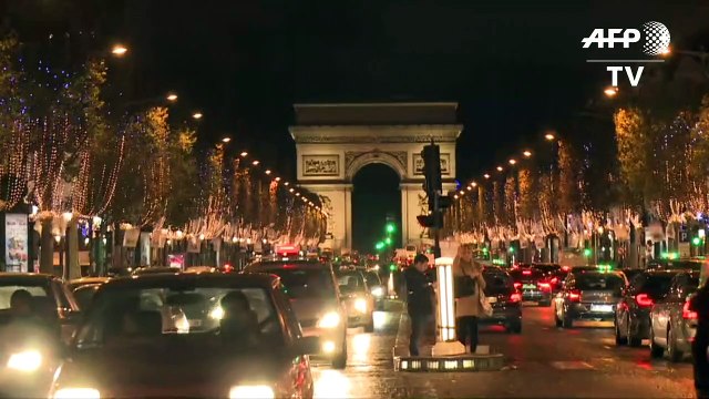 Les illuminations de Noël démarrent sur les Champs-Elysées