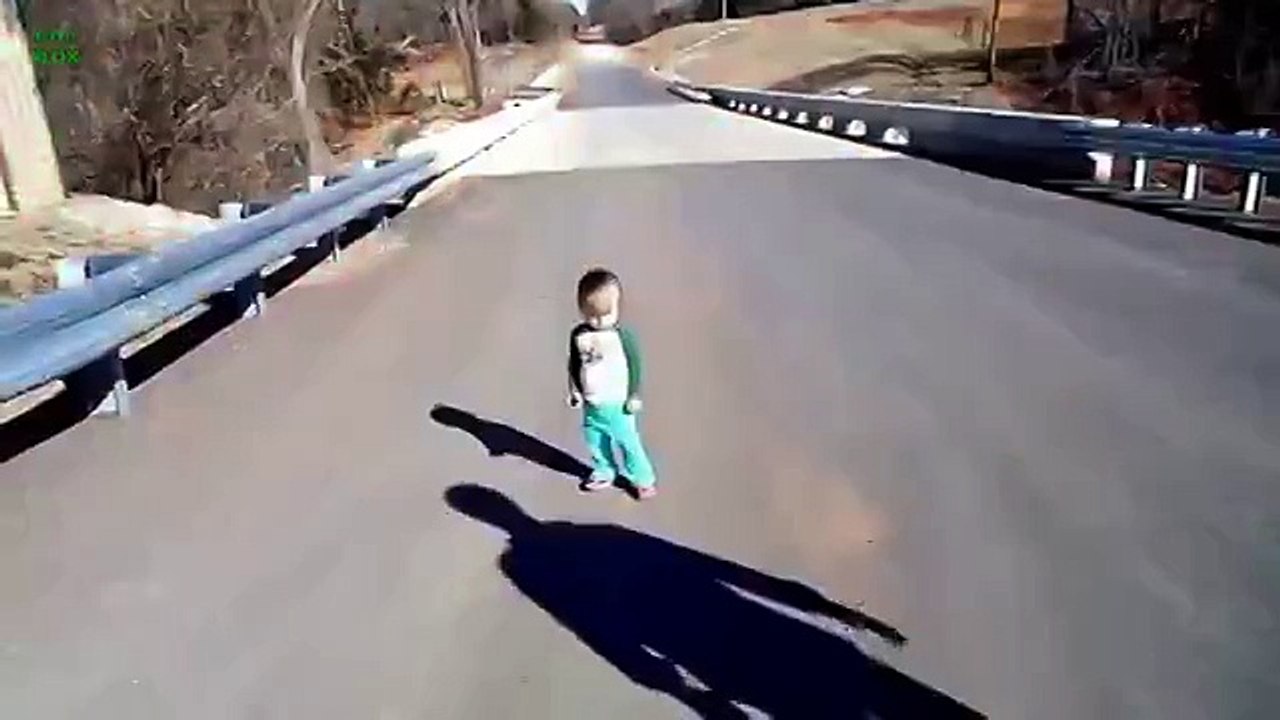 Детки впервые видят свою тень