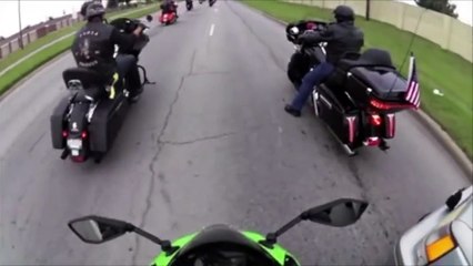 Jeep Cuts Off Motorcyclists During Escorted Ride
