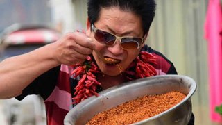 Chinese Man Eats 2.5kg of Chillies a Day
