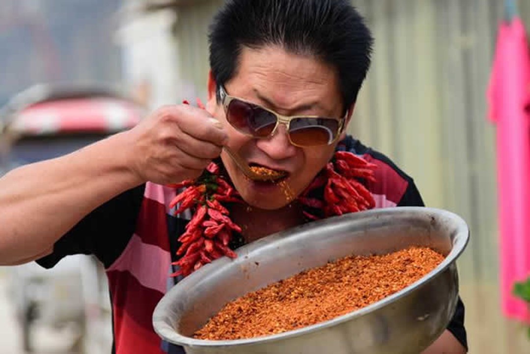 Chinese Man Eats 2.5kg of Chillies a Day