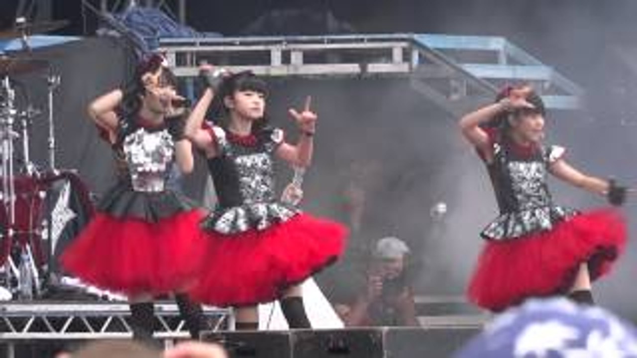 Babymetal Gimme chocolate!! Sonisphere festival 5-7-14