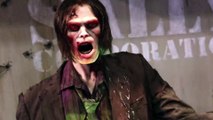 Le gardien du parc d'attraction Walking Dead fait flipper. Animatronic zombie