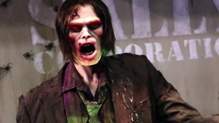 Le gardien du parc d'attraction Walking Dead fait flipper. Animatronic zombie