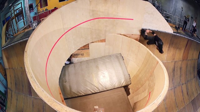 Tony Hawk ride la première rampe circulaire verticale... Trick de dingue en Skateboard