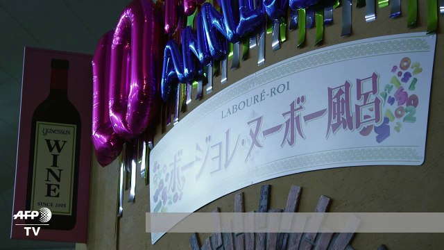 Des Japonais se baignent dans du beaujolais nouveau