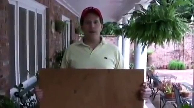 Régis essaye de casser une planche de bois sur sa tête