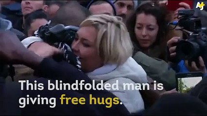 After Paris attacks, Muslim man offer free hug in public of Paris