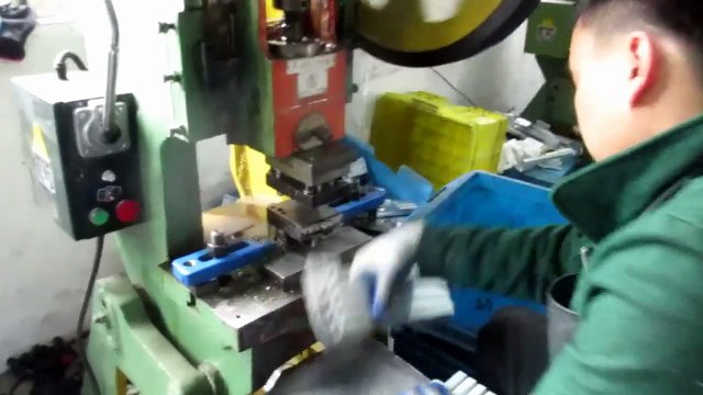 China Sourcing and Import Purchasing Agent: Soft Close and Push Open Metal Box + Accessories / Production 2