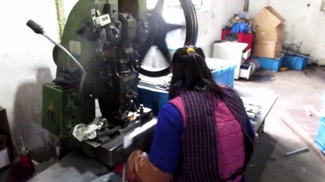 China Sourcing and Import Purchasing Agent: Soft Close and Push Open Metal Box + Accessories / Production 5