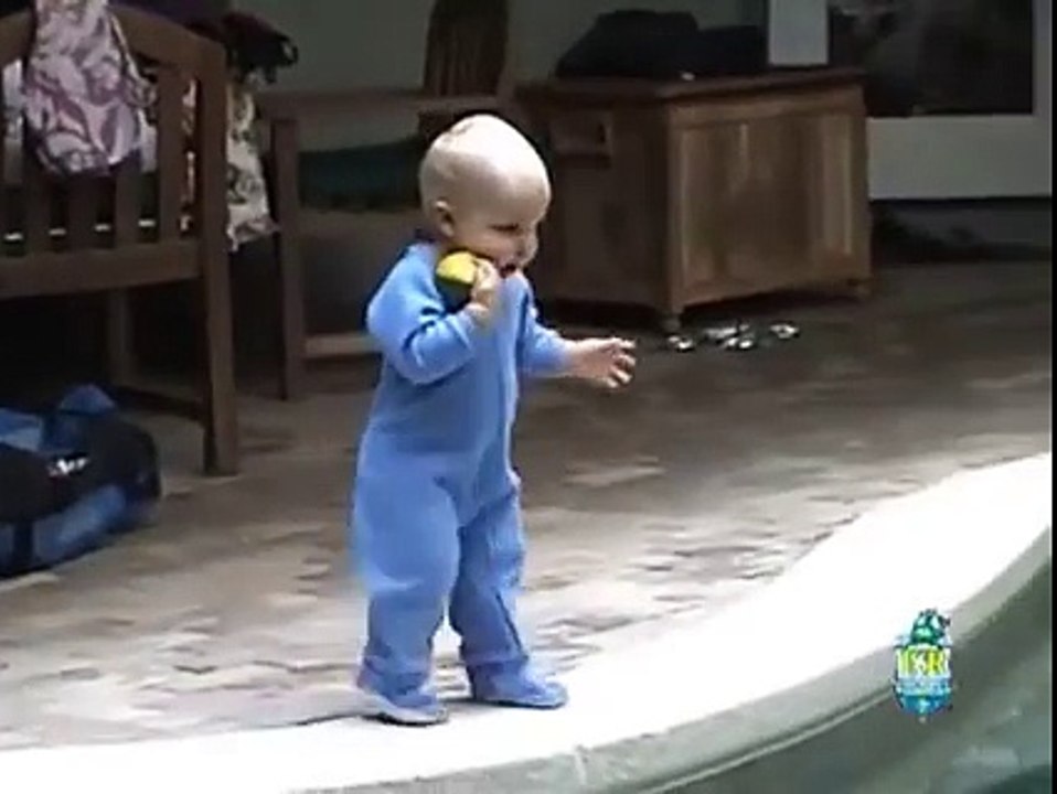 علموا أولادكم السباحة . ضروري تشوف هدا الفيذيو