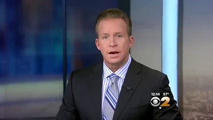 La grata cede, l'uomo viene risucchiato nel sottosuolo