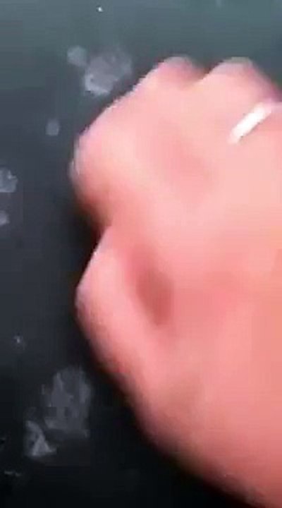 Voici LE truc infaillible si vous avez de la glace sur votre pare-brise ! Pensez-y avec les températures qui chutent...