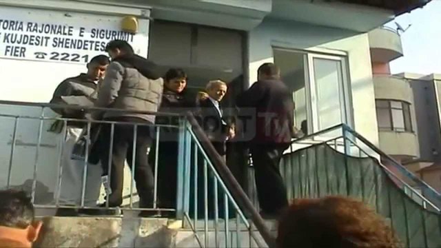 Report TV - Fier, Rradhë të gjata për nje librezë shëndeti