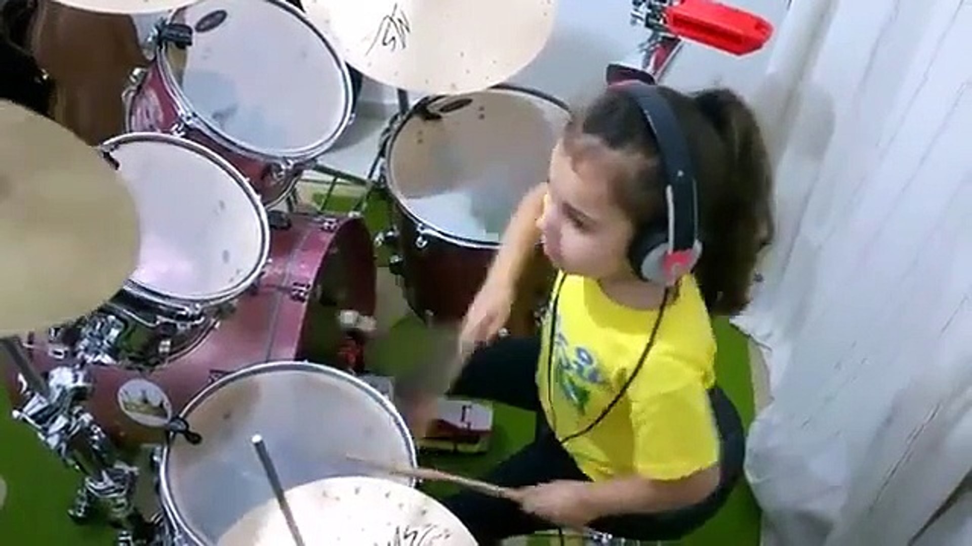 Une petite fille reprend du System Of A Down à la batterie : Toxicity -  Vidéo Dailymotion
