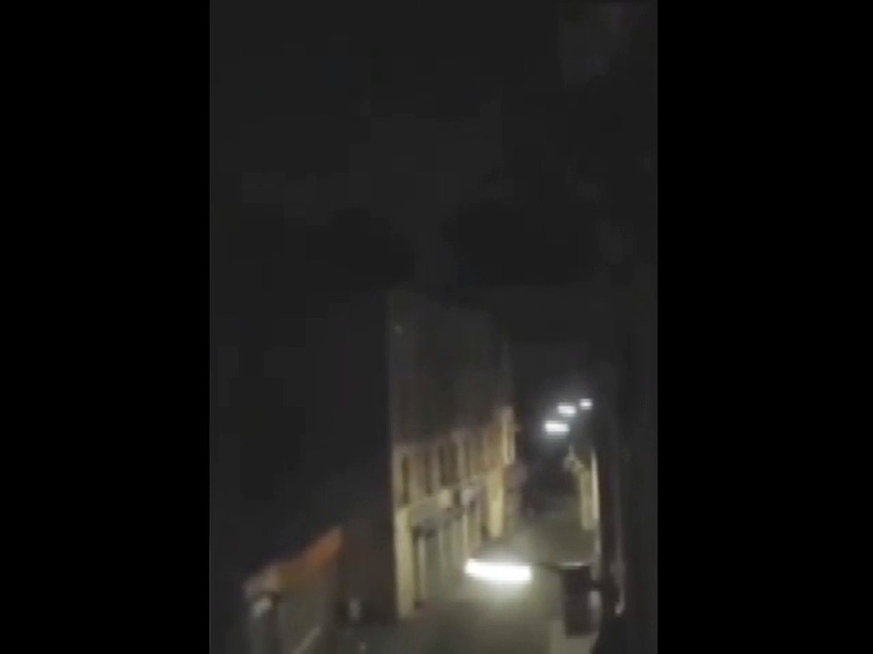 Paris'te canlı bombanın kendini patlatma anı kamerada