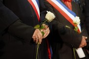 Les hommages aux victimes devant le Stade de France, en 42 secondes