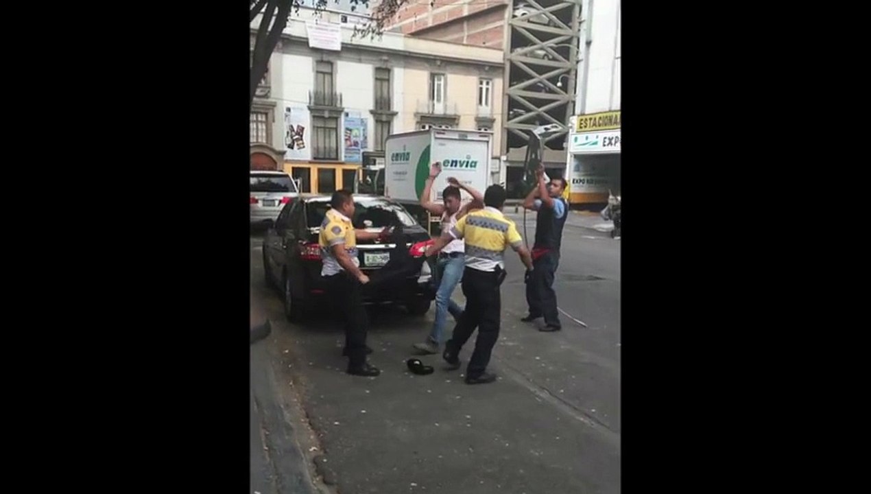 Camionero zarandea a policía por multa injusta