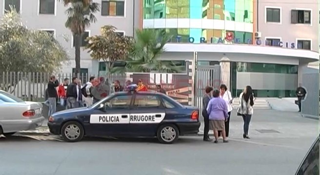 Durrës, Përdoruesit e drogës protestojnë para policisë për Metadonin - Ora News