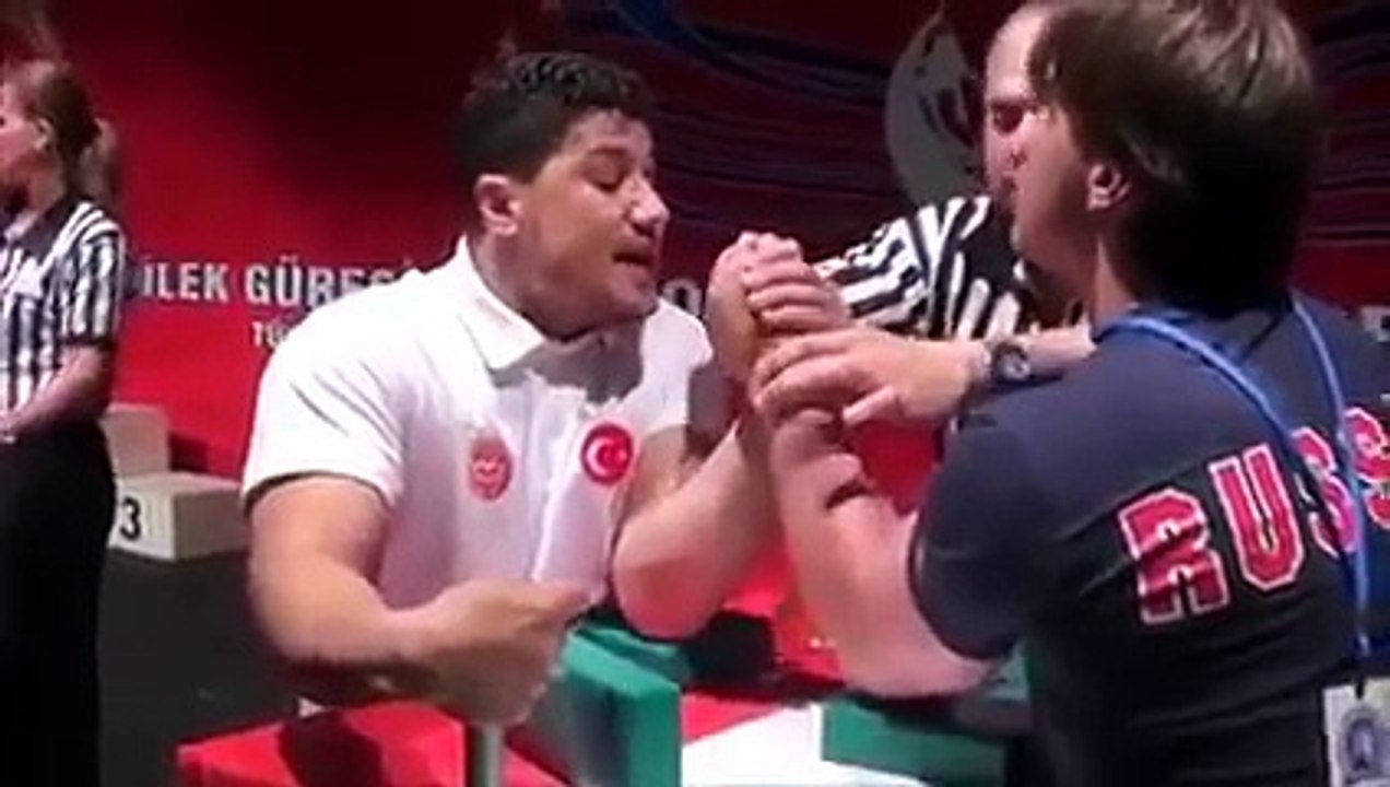 Türk ve Rus Sporcu Bilek Güreşi (küfürlü komik)