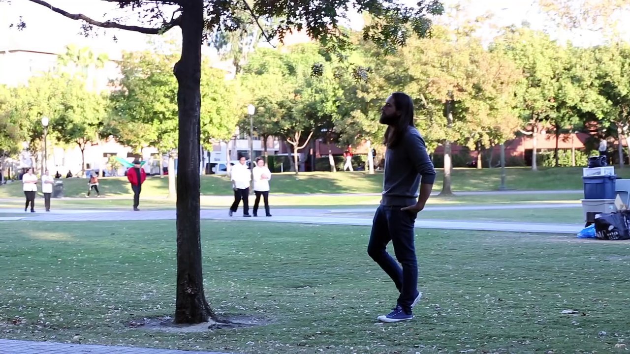 Il engueule les gens qui passent devant sa caméra. Blague énorme