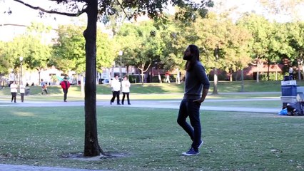 Il engueule les gens qui passent devant sa caméra. Blague énorme