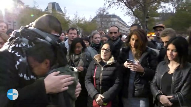 Un musulman les yeux bandés demande des calins place de la république à Paris