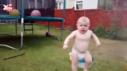 Phì cười clip bé con nhăn nhó mỗi khi gặp vòi phun nước