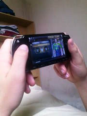 Mon reuf qui joue à la PSP à Fifa Street 2