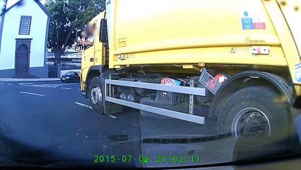 Motorista de Camião do lixo Perigoso e mal educado no Funchal