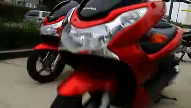 2011 Honda PCX Scooter - Stylish scooter is miserly at the pump and easy on the wallet