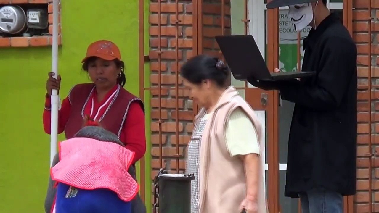 Viendo porno en publico | bromas pesadas en la calle | bromas de risa | Videos de risa | P