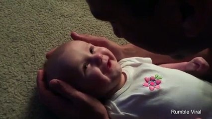 Un adorable bébé totalement sous le charme de son papa !