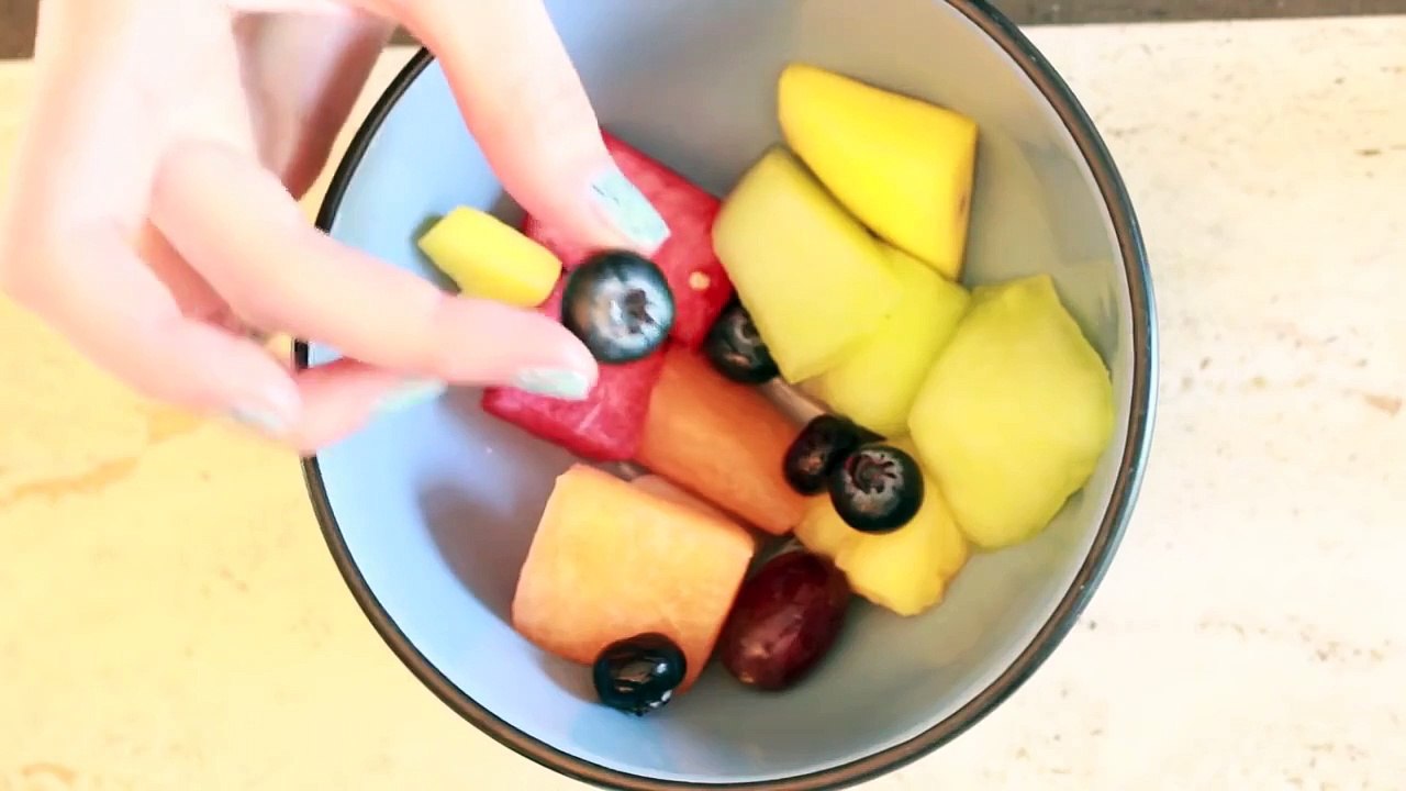 DIY Make mascara with a BLUEBERRY!