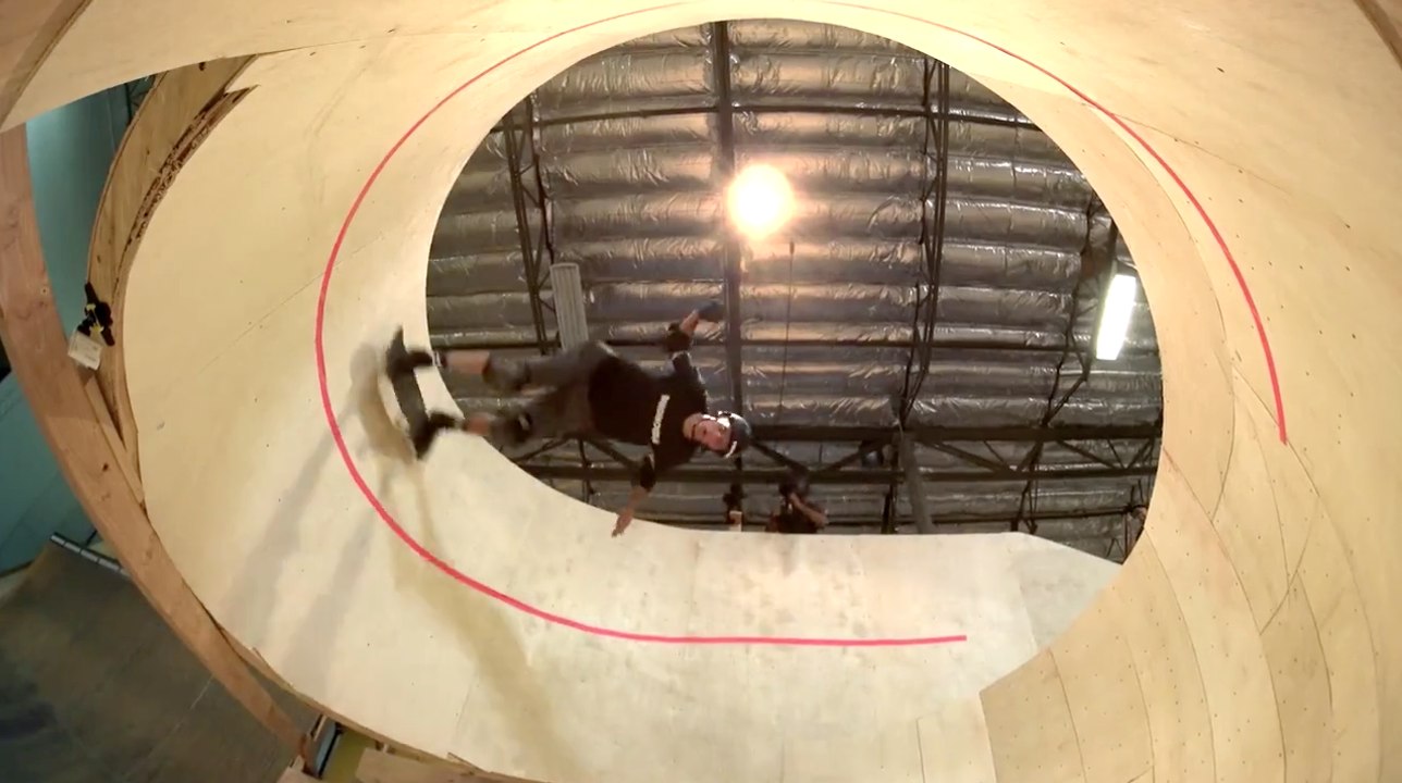 Tony Hawk réalise le premier looping horizontal en skate !