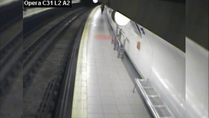 Salvado tras caer a las vías del metro en Madrid