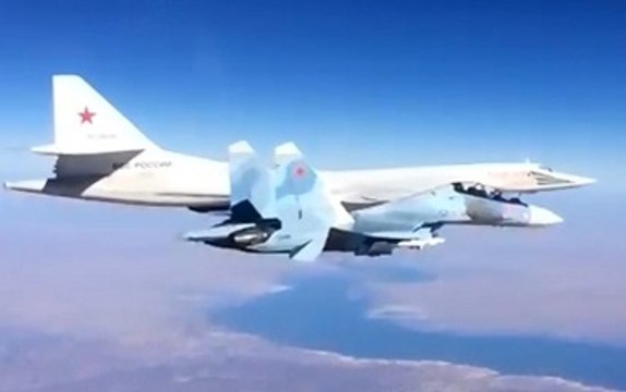 Истребители Су-30СМ встретили и обеспечили пуск крылатых ракет Ту-160 над Средиземным морем